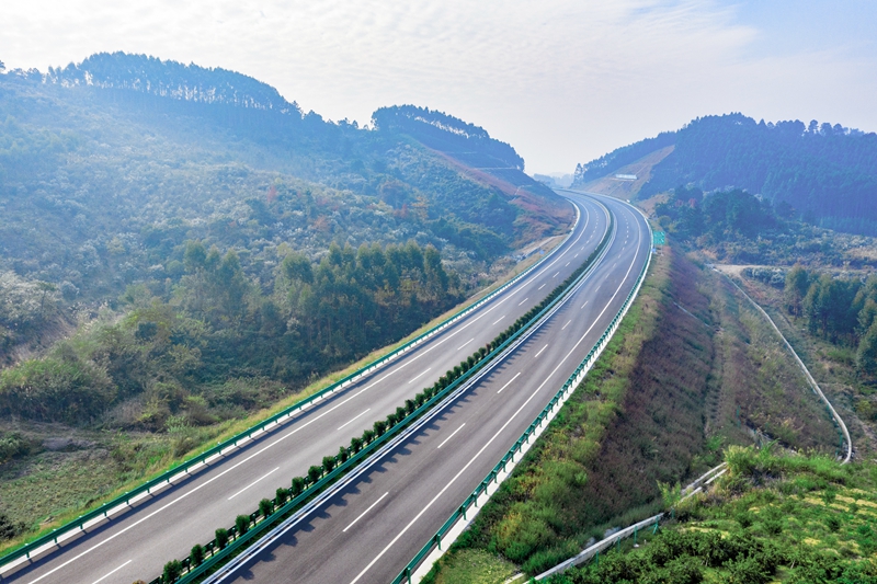 6.高速公路與群山相連，植被覆蓋率高，與原生態(tài)環(huán)境恢復(fù)有機結(jié)合.jpg